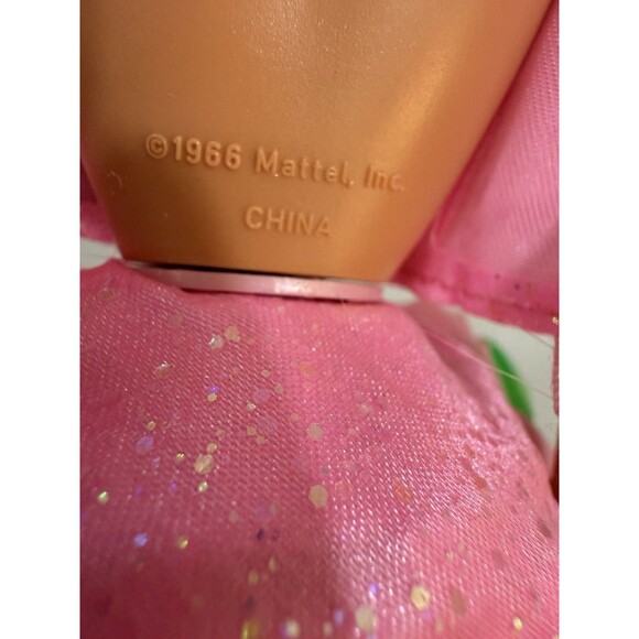 Vintage 1997 twirlin Barbie. Skirt has pods of lip, cheek and eye makeup. - Picture 7 of 16